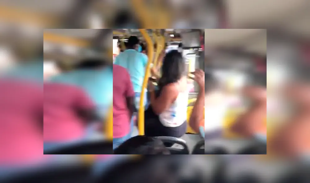 La mujer subió al bus con la mascarilla pero después se la sacó y comenzó a toser. La mujer subió al bus con la mascarilla pero después se la sacó y comenzó a toser.