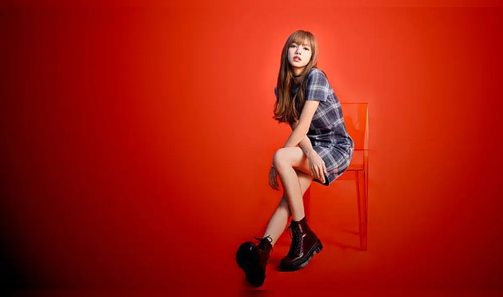 Desliza para ver más fotos de Lisa de BLACKPINK.