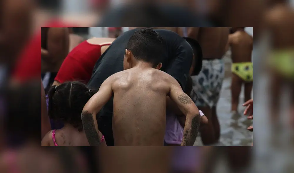 Agua Dulce se vio repleta de personas, quienes llegaron con sombrillas y muchas ganas de pasar el primer día del año. (Foto: Jorge Cerdán / La República)