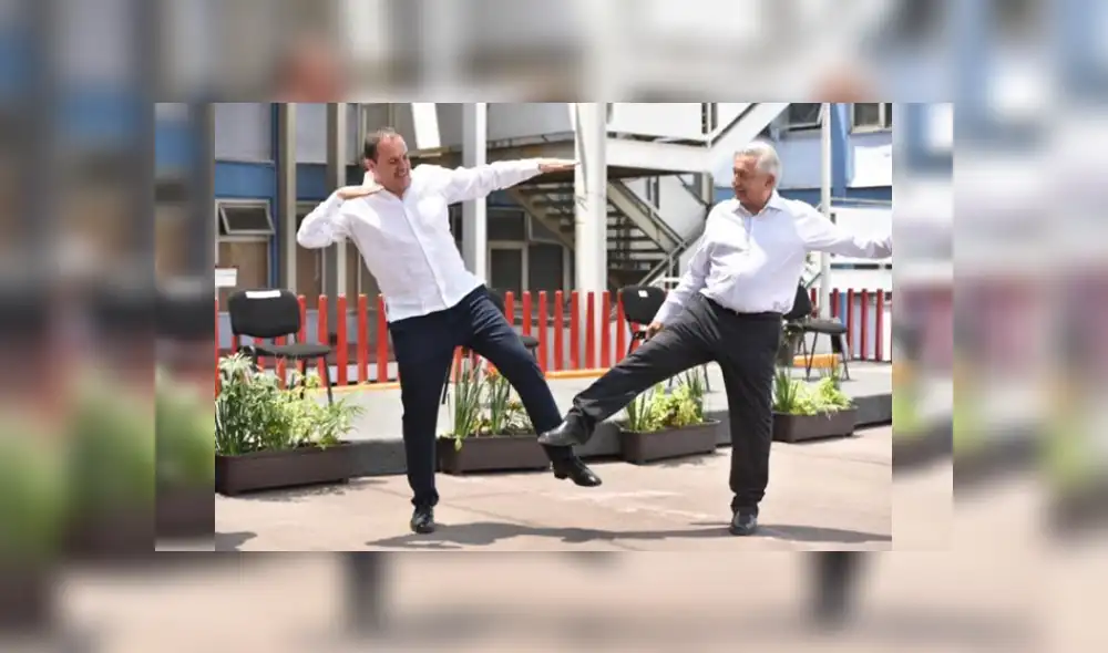 El exfutbolista y gobernador de Morelos, Cuauhtémoc Blanco, le enseñó a AMLO su conocido movimiento. Foto: Twitter. El exfutbolista y gobernador de Morelos, Cuauhtémoc Blanco, le enseñó a AMLO su conocido movimiento. Foto: Twitter.
