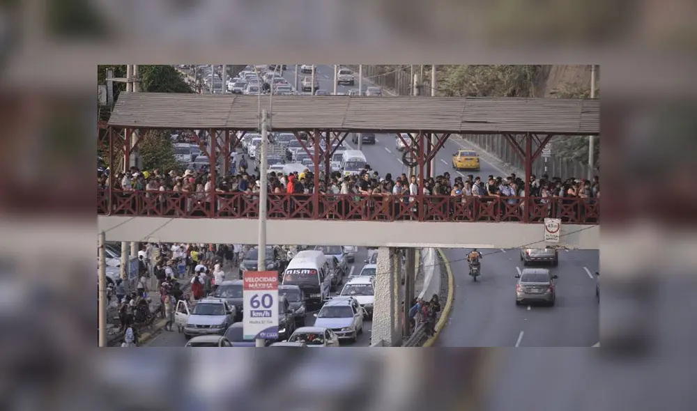 Algunas personas aseguraron que se demoraron en cruzar el puente hasta una hora. (Foto: Javier Quispe / La República) Algunas personas aseguraron que se demoraron en cruzar el puente hasta una hora. (Foto: Javier Quispe / La República)