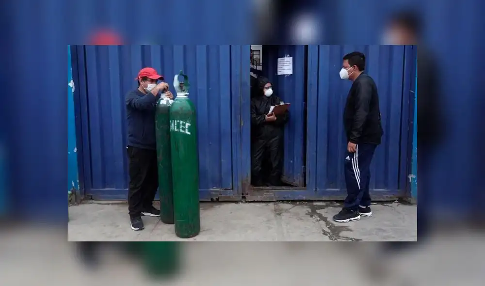 Personas esperan horas para llenar oxígeno para sus familiares que sufren esta pandemia . Fotos: Aldair Mejía/La República.