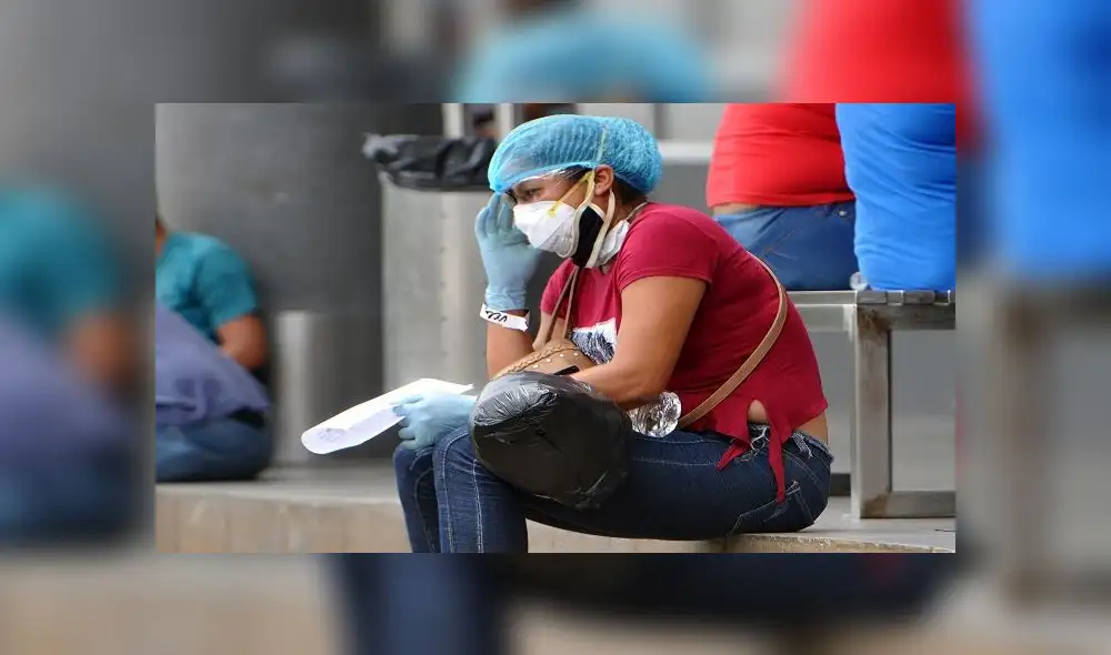 A relative of a patient being treated for COVID-19, waits for news of her loved one at the IESS Hospital Los Ceibos in Guayaquil, Ecuador, on April 13, 2020 during the novel coronavirus pandemic. - With hundreds of bodies left decaying in homes for days due to lack of space in the city's overwhelmed morgues and hospitals, the coronavirus has struck a blow to Ecuador's economic capital Quayaquil, now a symbol of the chaos the pandemic can unleash among Latin America's poor. (Photo by Jose SANCHEZ / AFP) A relative of a patient being treated for COVID-19, waits for news of her loved one at the IESS Hospital Los Ceibos in Guayaquil, Ecuador, on April 13, 2020 during the novel coronavirus pandemic. - With hundreds of bodies left decaying in homes for days due to lack of space in the city's overwhelmed morgues and hospitals, the coronavirus has struck a blow to Ecuador's economic capital Quayaquil, now a symbol of the chaos the pandemic can unleash among Latin America's poor. (Photo by Jose SANCHEZ / AFP)