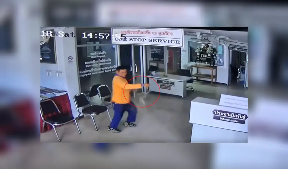 YouTube viral: serpiente ingresa a estación de policía e intenta devorar a detenido [VIDEO]