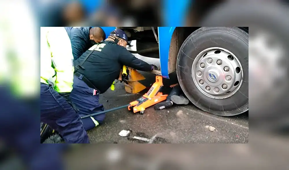 Según testigos, el conductor de la motocicleta se habría despistado. Foto: Cortesía/Municipalidad de Lima. Según testigos, el conductor de la motocicleta se habría despistado. Foto: Cortesía/Municipalidad de Lima.