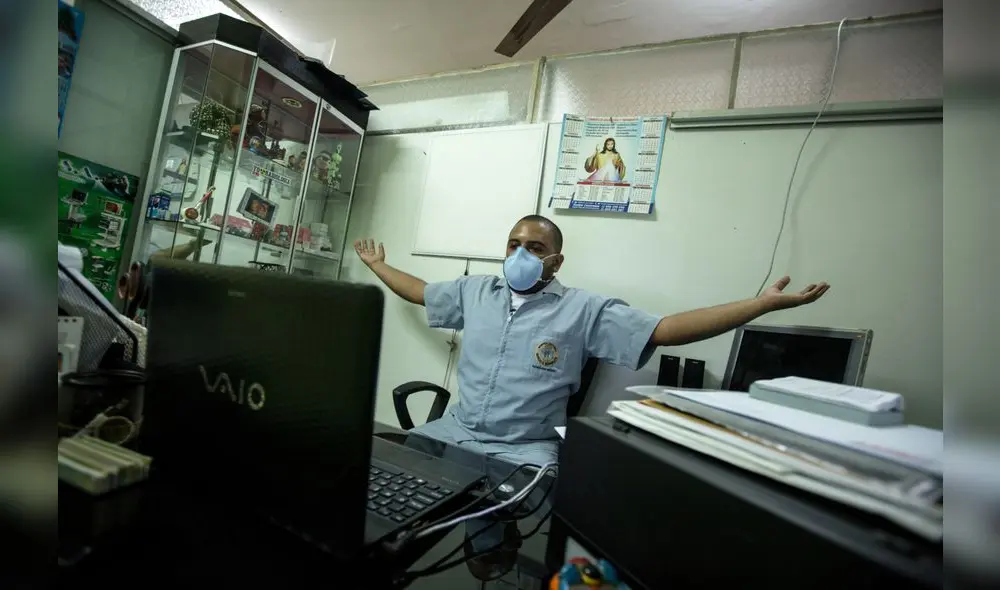 El fisioterapeuta Víctor Reto en plena sesión online con un paciente que superó la enfermedad. Crédito: John Reyes