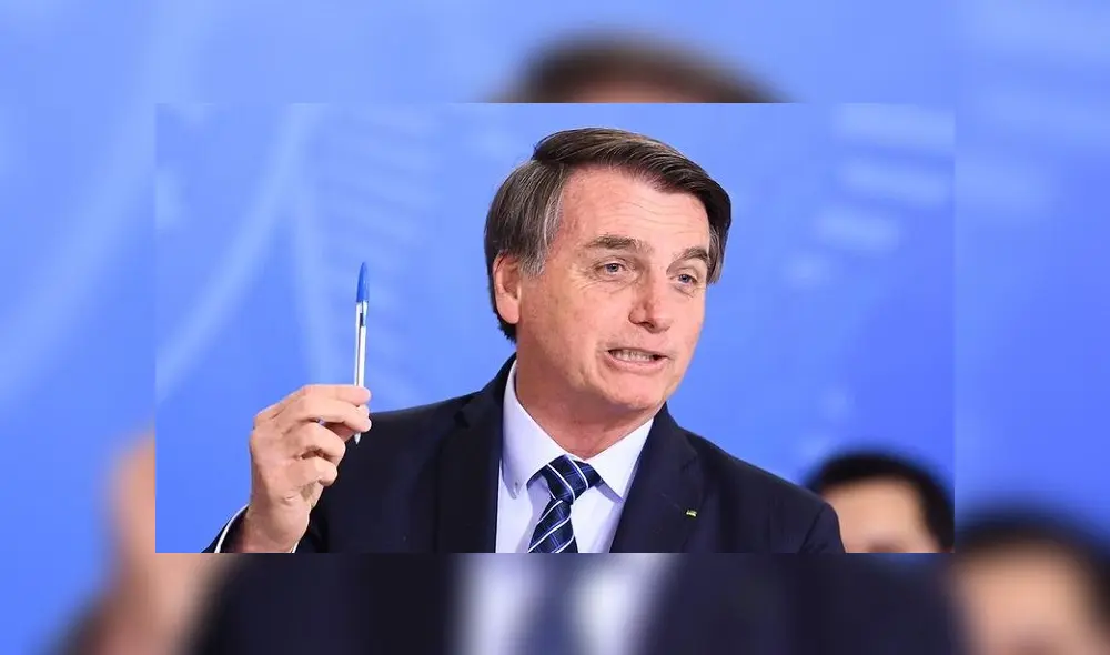 Jair Bolsonaro con un lapicero 'Bic'. Foto: AFP Jair Bolsonaro con un lapicero 'Bic'. Foto: AFP