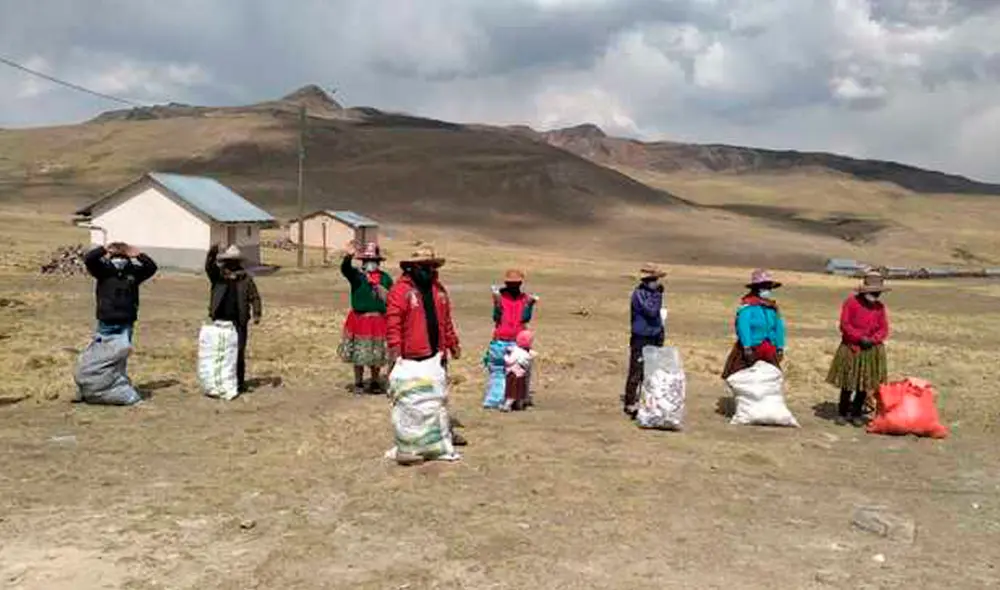 Autoridades distribuyeron productos de primera necesidad. Foto: Ministerio de Cultura.