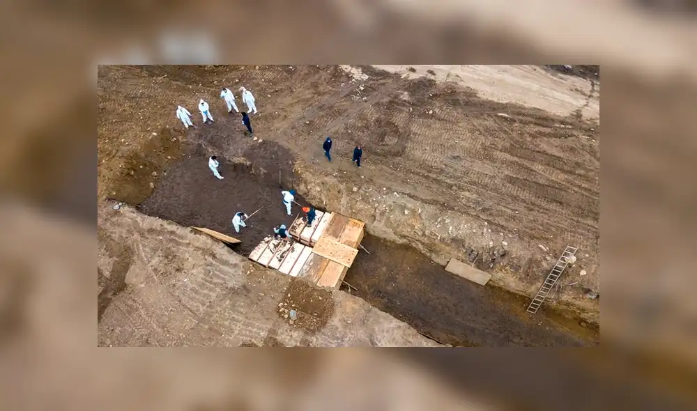 Video muestra los entierros de víctimas del coronavirus en fosas comunes en Nueva York Video muestra los entierros de víctimas del coronavirus en fosas comunes en Nueva York