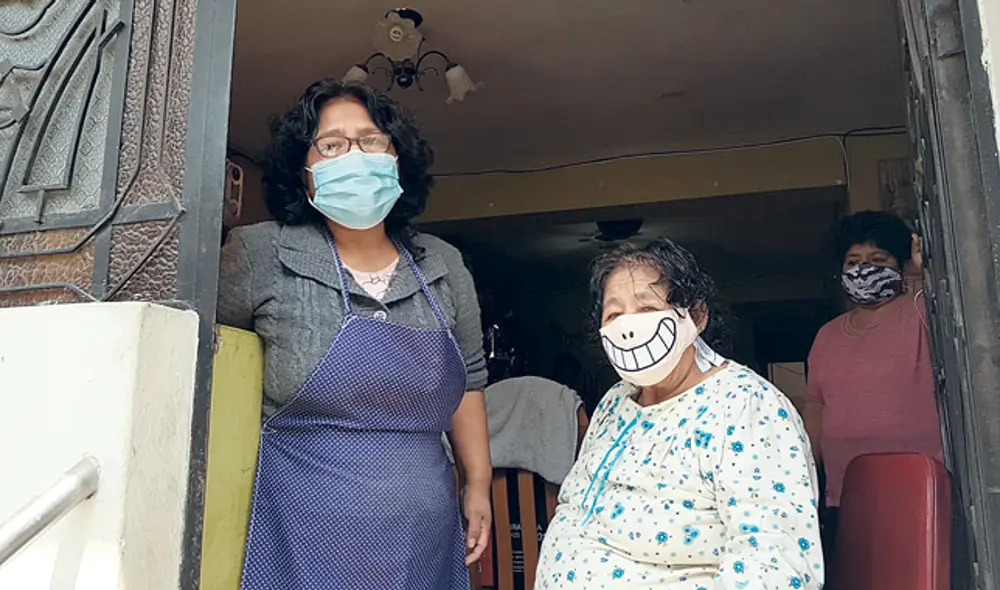 Por ella. La enfermera Cecilia cuida a su madre en casa.