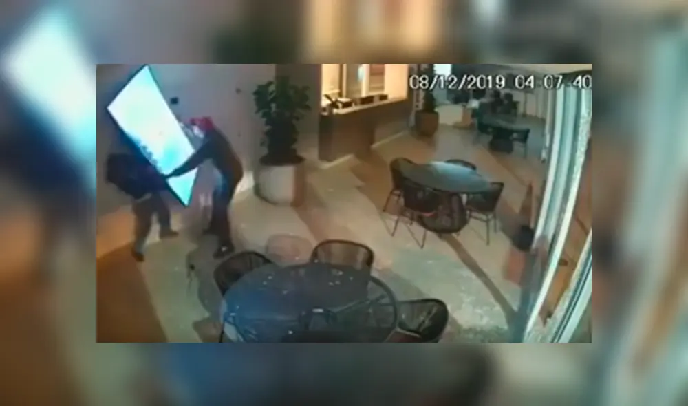 Video es viral en Facebook. Ladrones se han hecho viral en las redes tras protagonizar una cómica escena cuando pretendían robar un lujoso televisor de una casa Video es viral en Facebook. Ladrones se han hecho viral en las redes tras protagonizar una cómica escena cuando pretendían robar un lujoso televisor de una casa