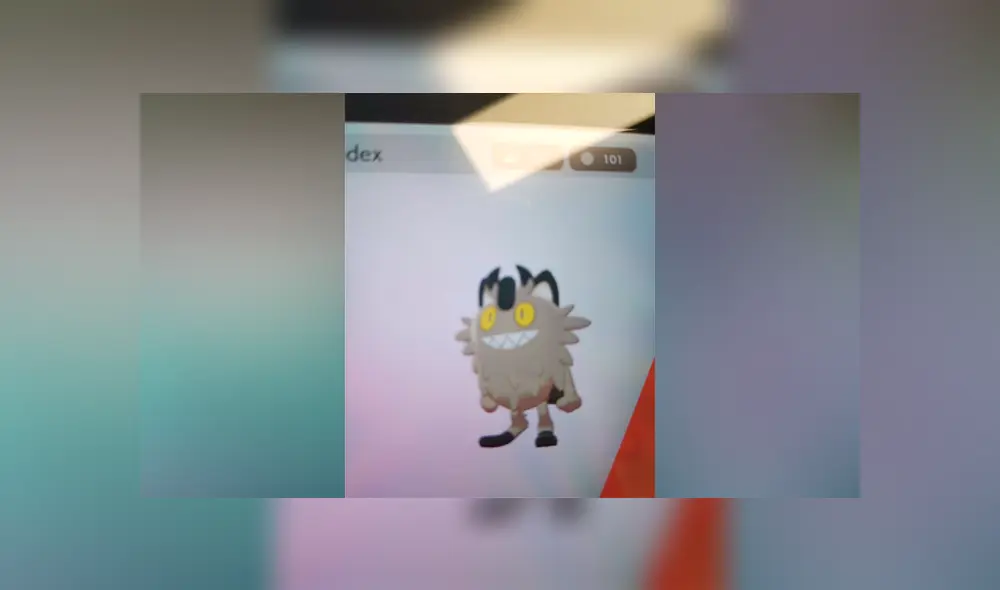 Un pokémon muy parecido a Meowth o Meowth en su forma Galar