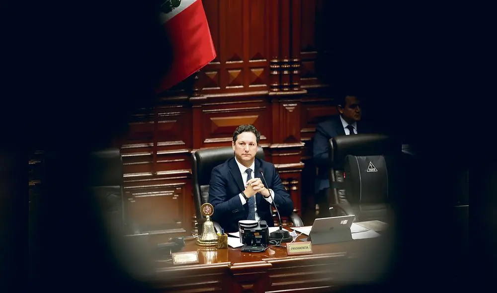 Cálculos. Salaverry estaría haciendo sumas y restas antes de decidir si busca la reelección. Foto: Renato Pajuelo