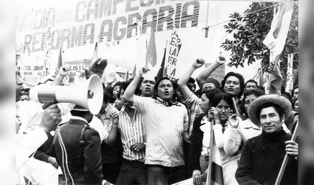 MANIFESTACION DE APOYO A LA REFORMA AGRARIA IMPULSADA POR EL GOBIERNO DE JUAN VELASCO ALVARADO.
FOTO: ARCHIVO LA REPUBLICA.