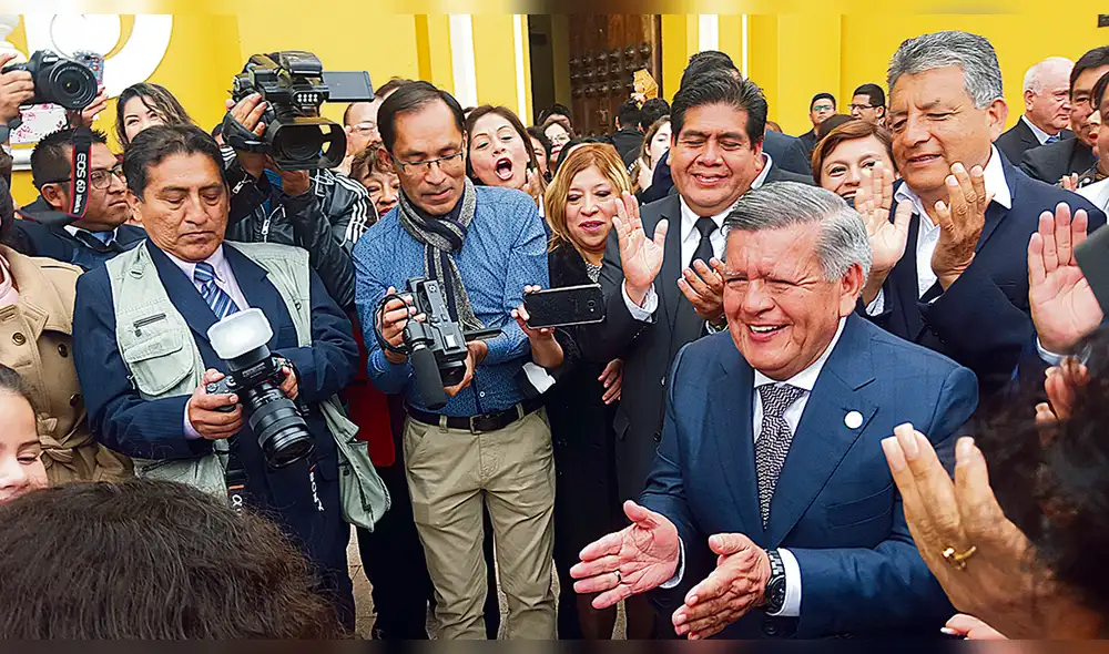 de cumpleaños. Acuña festejó en Trujillo y señaló que es muy pronto para hablar de una candidatura suya.