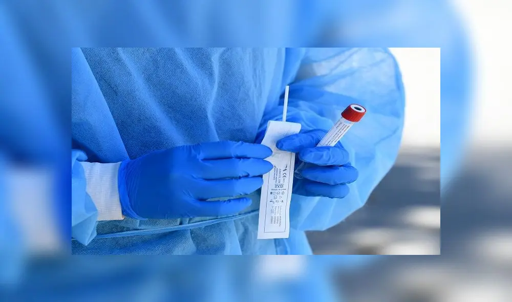 WINNETKA, CALIFORNIA - AUGUST 10: A Mend Urgent Care worker holds a test kit used to perform drive-up COVID-19 testing at James Jordan Middle School on August 10, 2020 in Winnetka, California. The coronavirus pandemic spread quickly throughout the state, as California continues to lead the nation in number of cases. Kevin Winter/Getty Images/AFP WINNETKA, CALIFORNIA - AUGUST 10: A Mend Urgent Care worker holds a test kit used to perform drive-up COVID-19 testing at James Jordan Middle School on August 10, 2020 in Winnetka, California. The coronavirus pandemic spread quickly throughout the state, as California continues to lead the nation in number of cases. Kevin Winter/Getty Images/AFP