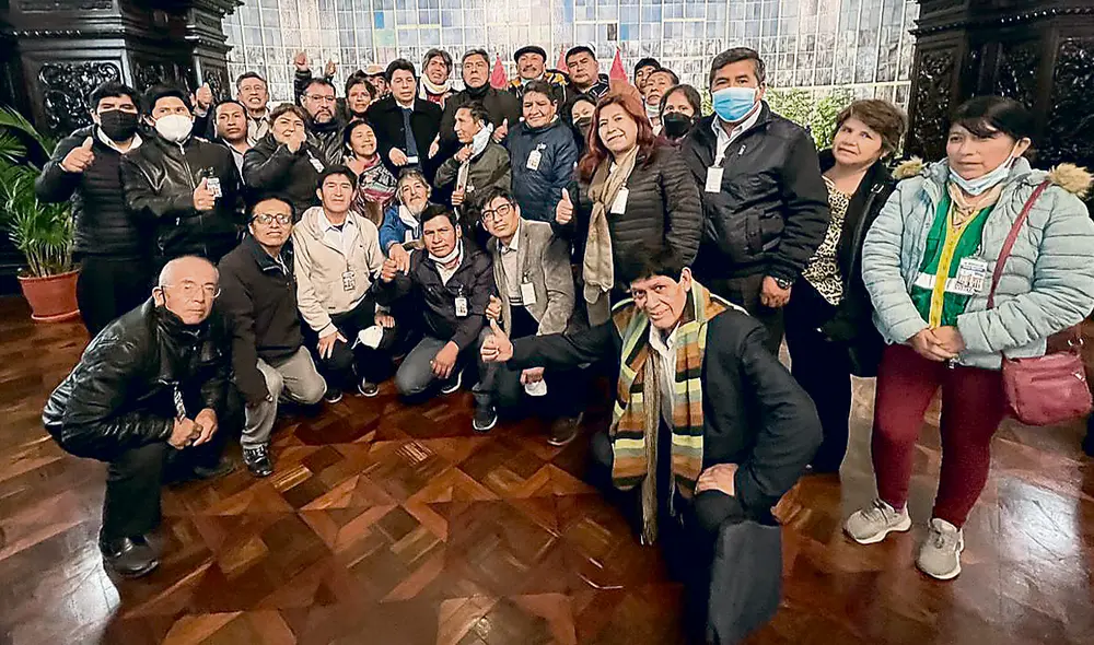 En Palacio. Entre los asistentes aparecen Felipe Domínguez, seguido del prefecto Yeremi Torres. Ambos, en cuclillas. Foto: difusión En Palacio. Entre los asistentes aparecen Felipe Domínguez, seguido del prefecto Yeremi Torres. Ambos, en cuclillas. Foto: difusión