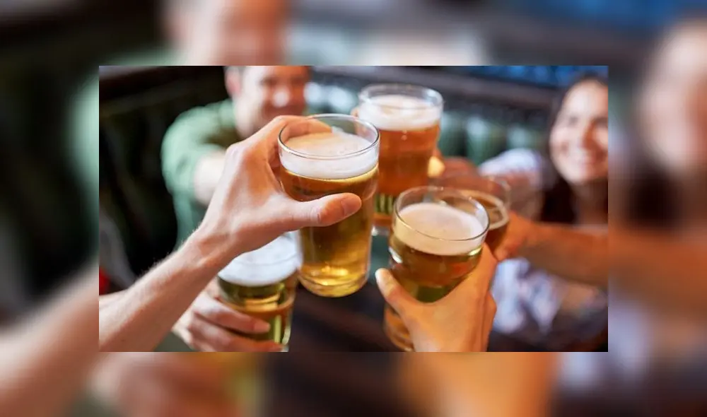 Advirtieron que muchos acostumbran a tomar pastillas antes de tomar alcohol, pensando que protegerán su hígado. (Foto referencial)