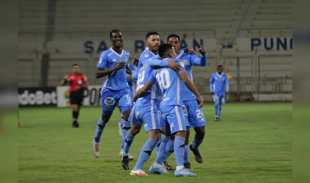 Edson Aubert junto a sus compañeros en Deportivo Binacional. Foto: La República Edson Aubert junto a sus compañeros en Deportivo Binacional. Foto: La República