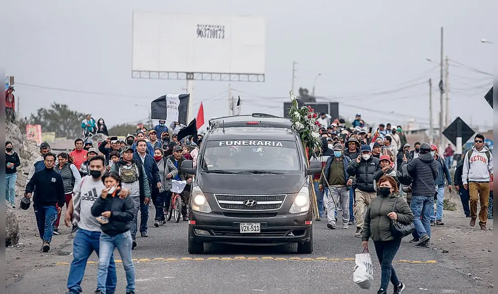 último adiós. El féretro de la víctima fue llevado al lugar donde perdió la vida. Los enfrentamientos dieron una pausa.