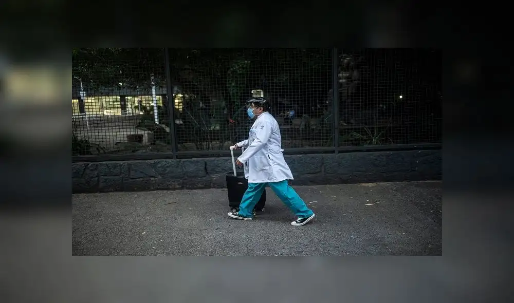A doctor arrives at "20 de Noviembre" hospital in Mexico City, on April 28, 2020, amid the novel coronavirus pandemic. - Latin America is like "Europe six weeks ago" in relation to the advance of COVID-19, so an increase in the number of cases is expected in the coming weeks, warned on April 28 the deputy director of the Pan American Health Organization (PAHO), Jarbas Barbosa. (Photo by PEDRO PARDO / AFP) A doctor arrives at "20 de Noviembre" hospital in Mexico City, on April 28, 2020, amid the novel coronavirus pandemic. - Latin America is like "Europe six weeks ago" in relation to the advance of COVID-19, so an increase in the number of cases is expected in the coming weeks, warned on April 28 the deputy director of the Pan American Health Organization (PAHO), Jarbas Barbosa. (Photo by PEDRO PARDO / AFP)