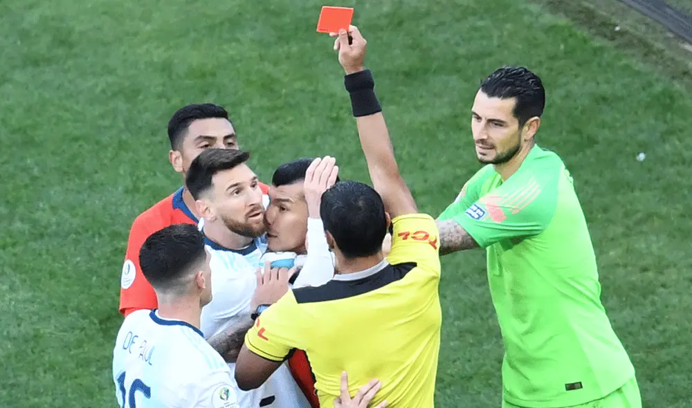 Messi fue expulsado por segunda vez en su carrera tras altercado con Medel en el Argentina vs. Chile. | Foto: AFP Messi fue expulsado por segunda vez en su carrera tras altercado con Medel en el Argentina vs. Chile. | Foto: AFP
