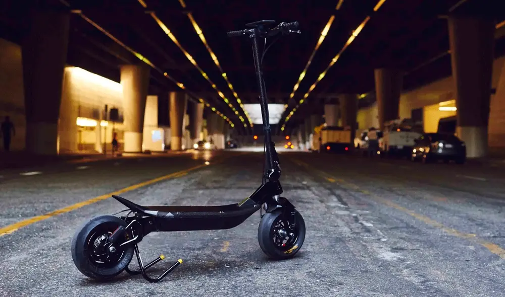 En la madrugada de Año Nuevo, la Policía encontró a un joven muerto tras ser atropellado mientras viajaba en patines eléctricos. Foto: GQ España En la madrugada de Año Nuevo, la Policía encontró a un joven muerto tras ser atropellado mientras viajaba en patines eléctricos. Foto: GQ España