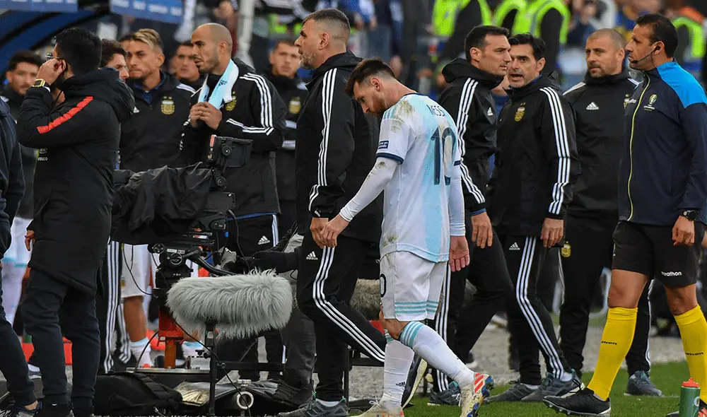 Messi fue expulsado por segunda vez en su carrera tras altercado con Medel en el Argentina vs. Chile. | Foto: AFP Messi fue expulsado por segunda vez en su carrera tras altercado con Medel en el Argentina vs. Chile. | Foto: AFP