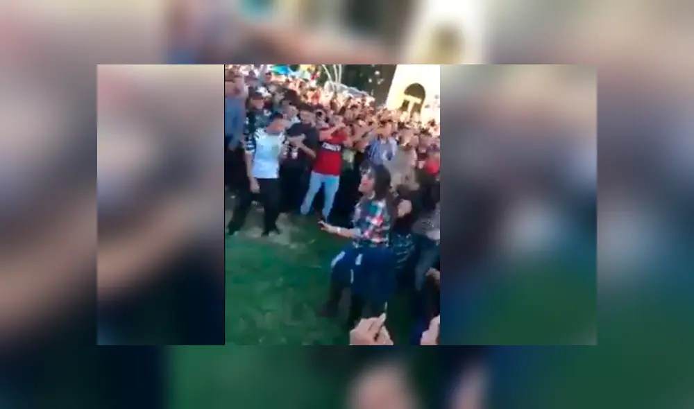 Hombre se ganó la admiración de todos al frenar una pelea callejera con un inesperado acto que hizo reír a todos Hombre se ganó la admiración de todos al frenar una pelea callejera con un inesperado acto que hizo reír a todos