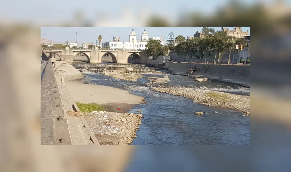 Alrededor de la alameda Chabuca Grande, el Rímac luce contaminado. Foto: URPI-GLR
