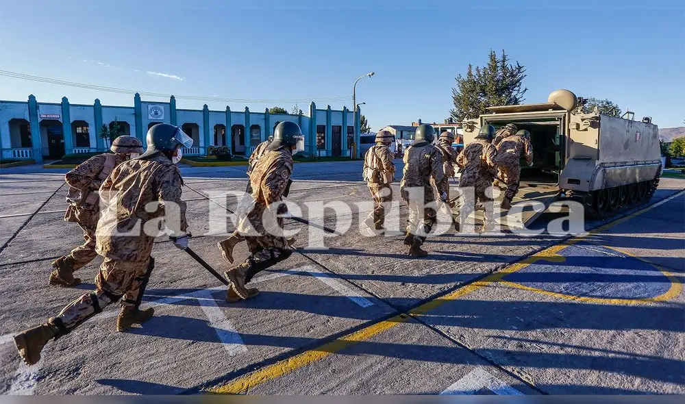 En grupos de 10 suben al Porta Tropa para dirigirse a sus puntos de control. En grupos de 10 suben al Porta Tropa para dirigirse a sus puntos de control.