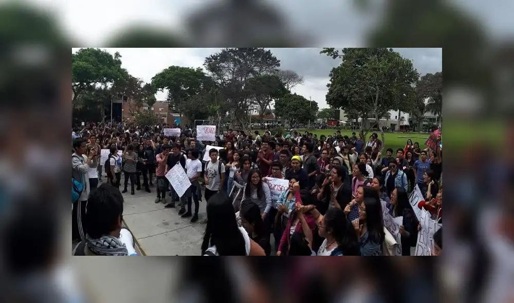 PUCP: alumnos protestaron en campus por cobros indebidos y bloquearon Av. Universitaria [VIDEO]