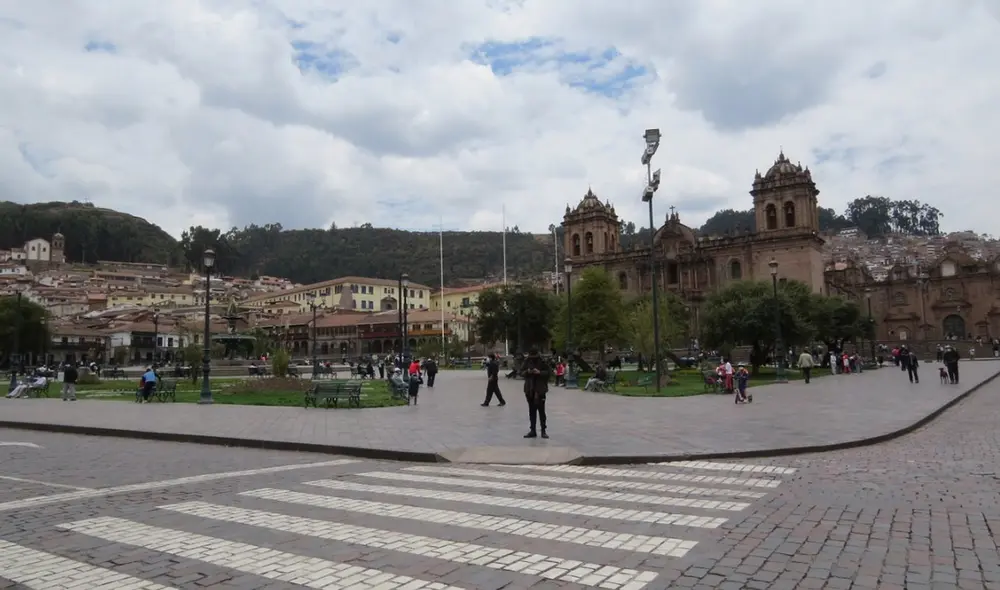 La Plaza Mayor fue el punto preferido para que decenas de familias  pasen momentos recreativos en el primer domingo fuera  da la inamovilidad obligatoria. Foto: La República