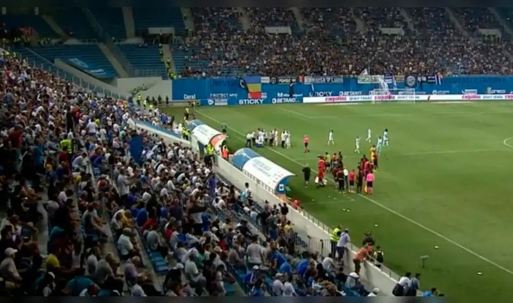 Europa League: petardo estalla cerca de árbitro en partido que se jugó en Rumania. Foto: Captura de video. Europa League: petardo estalla cerca de árbitro en partido que se jugó en Rumania. Foto: Captura de video.