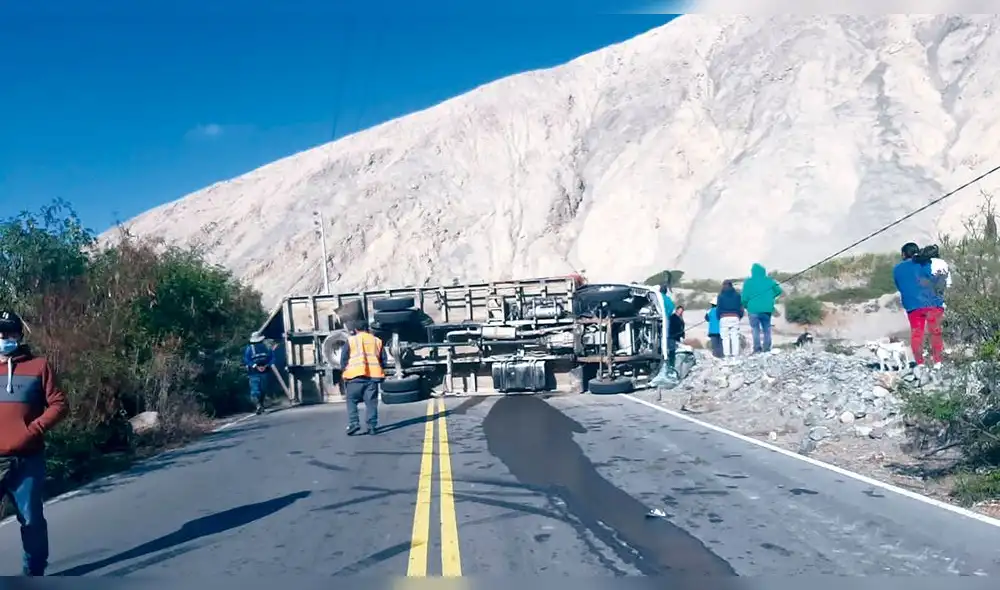 accidente. Camión quedó volcado a un lado de la vía Aplao - Ongoro en la provincia de Castilla.