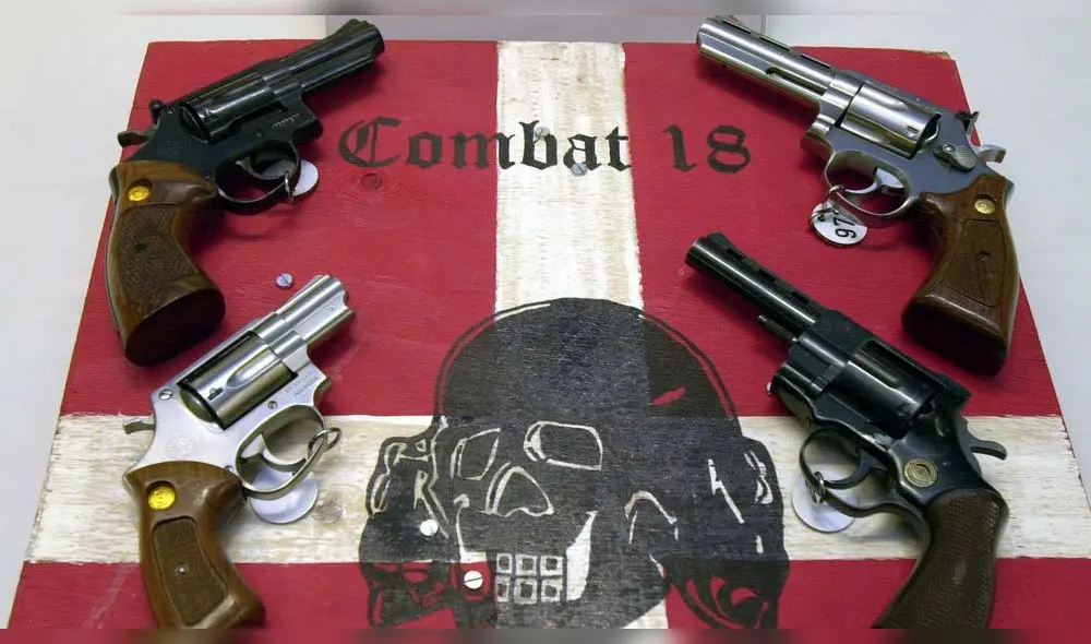 Armas y un emblema del grupo neonazi Combat 18 incautado por la policía en Kiel, en el norte de Alemania, el 27 de octubre de 2003. Armas y un emblema del grupo neonazi Combat 18 incautado por la policía en Kiel, en el norte de Alemania, el 27 de octubre de 2003.