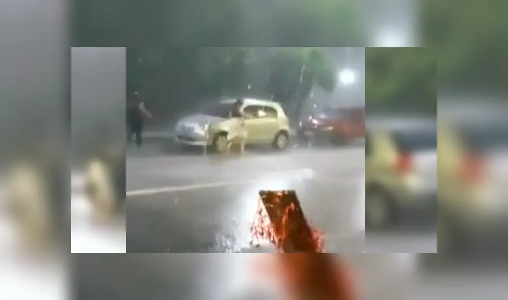 Video es viral en Facebook. Grupo de jóvenes fue corriendo a su vehículo para resguardarse de la lluvia, sin percatarse de un gracioso detalle que los dejó en ridículo