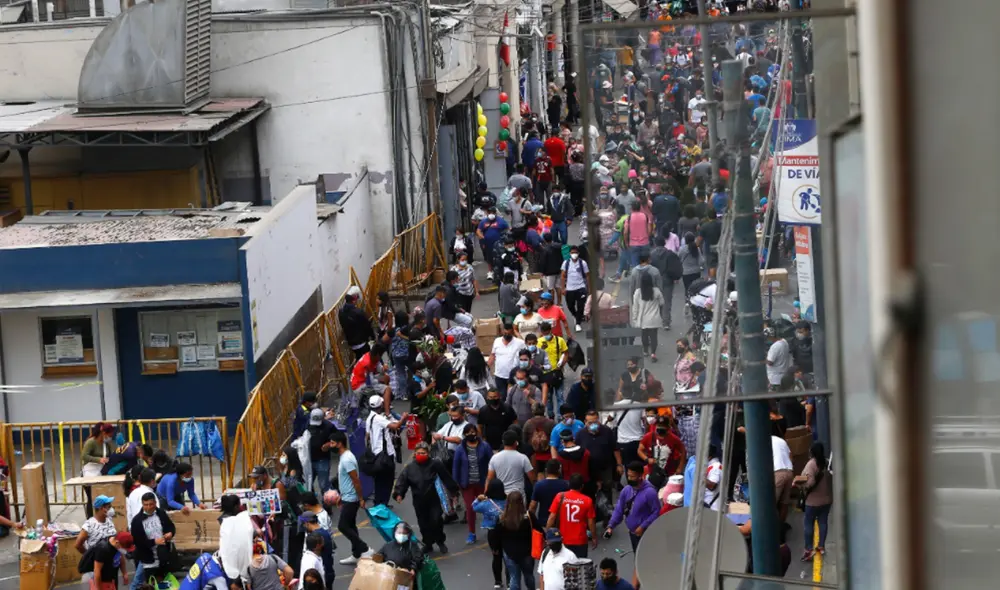 Varias personas indicaron que recién fueron hoy a realizar sus adquisiciones porque en los días previos estaban ocupados. Foto: Félix Contreras / La República