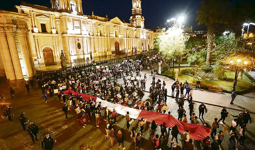 Arequipa. Estudiantes y trabajadores se congregan en la Plaza de Armas para desfilar con una inmensa bandera. También rechazan la forma como el Congreso encubre a Edgar Alarcón, congresista de UPP por esta región. Foto: Oswald Charca/La República Arequipa. Estudiantes y trabajadores se congregan en la Plaza de Armas para desfilar con una inmensa bandera. También rechazan la forma como el Congreso encubre a Edgar Alarcón, congresista de UPP por esta región. Foto: Oswald Charca/La República