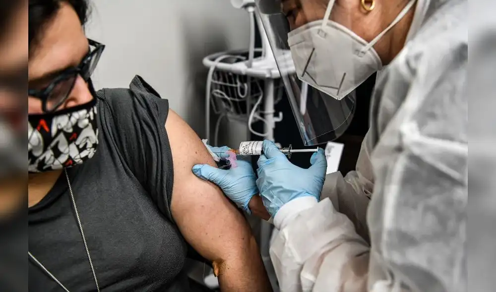 Voluntaria recibe vacuna contra COVID-19 en los Centros de Investigación de América en Hollywood, Florida. Foto: AFP. Voluntaria recibe vacuna contra COVID-19 en los Centros de Investigación de América en Hollywood, Florida. Foto: AFP.