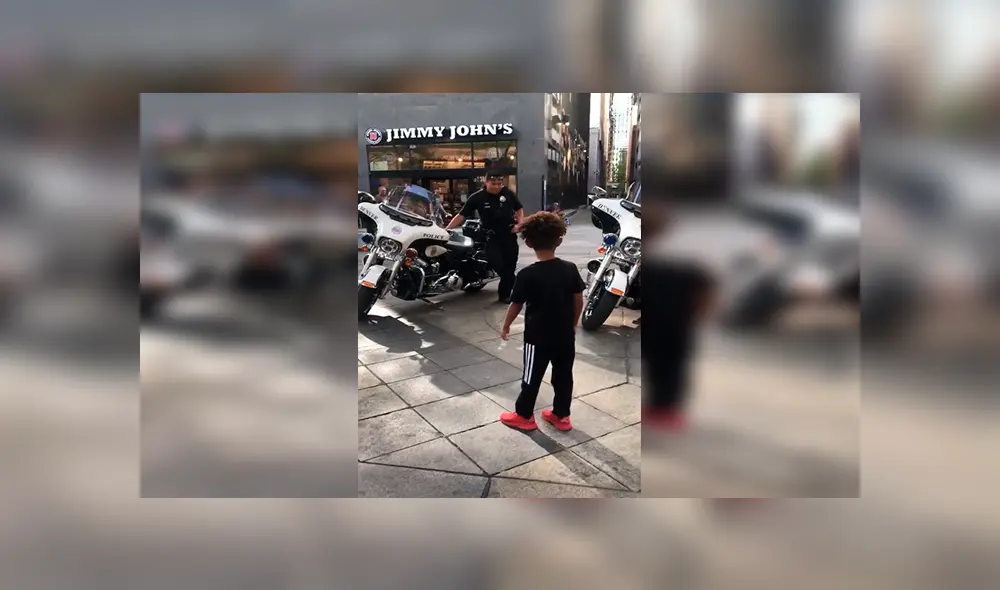 En Facebook, un pequeño quedó impactado con el talento que mostró el policía al aceptar su reto de baile. En Facebook, un pequeño quedó impactado con el talento que mostró el policía al aceptar su reto de baile.