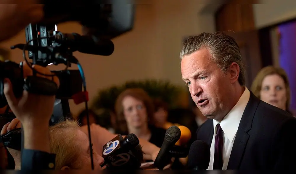 Matthew Perry preocupa a fans tras ser captado en lamentable estado con misterios mujer