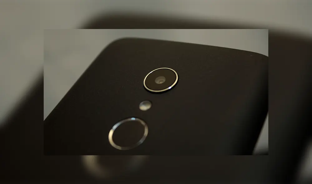 Cámara principal de 13 megapíxeles con un flash LED. | Foto: Carol Larrain