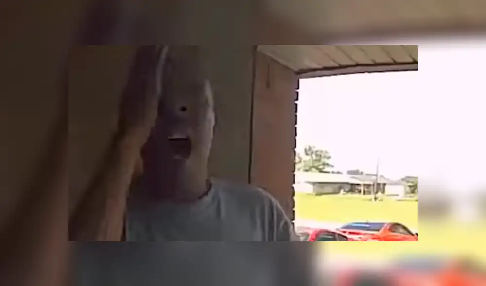 YouTube viral: criatura aparece de su escondite y le muerde la cara a un hombre [VIDEO] 