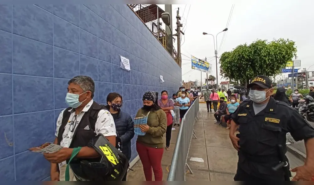 Personas formaron colas desde tempranas horas de la mañana. Foto: La República