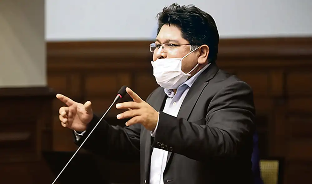 Peligro. Rennán Espinoza gritó y no usó bien la mascarilla. Foto: Congreso