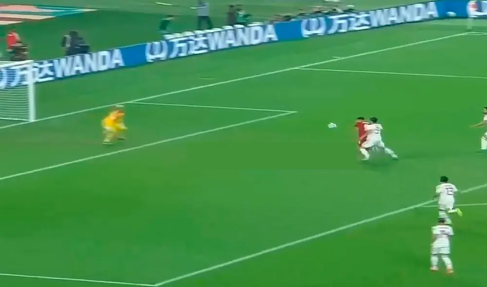 En los minutos iniciales de la Final del Mundial de Clubes, Roberto Firmino tuvo el primero para el Liverpool, pero su disparo salió desviado.