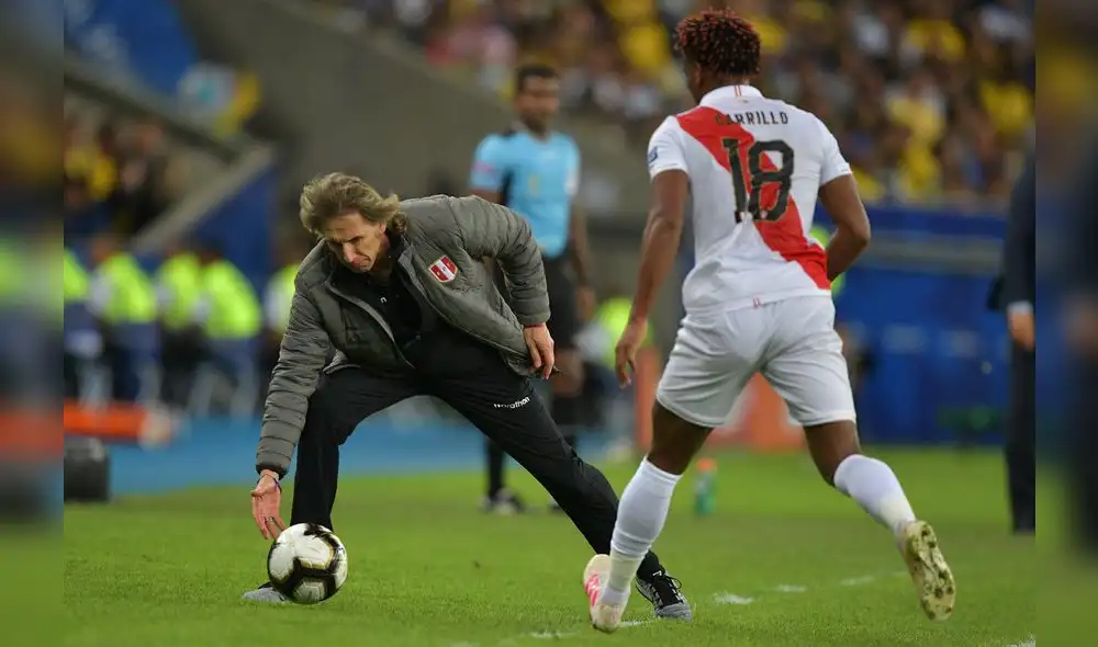 COPA AMERICA 2019  SELECCION BRASIL Y  PERU JUGO EL DOMINGO 07 DE JULIO DEL 2019. GANA BRASIL 3-1 Y LOGRO EL TITULO. EN LA FOTO EL TIGRESE AYUDA RECOGER LA PELOTA A CARRILLO. Peru's coach, Argentine Ricardo Gareca, gets the ball next to Peru's Andre Carrillo during the Copa America football tournament final match against Brazil at Maracana Stadium in Rio de Janeiro, Brazil, on July 7, 2019. (Photo by Carl DE SOUZA / AFP)