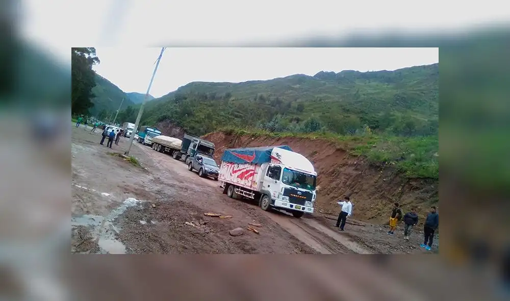 Pasco: pasajeros y conductores quedaron varados por deslizamientos