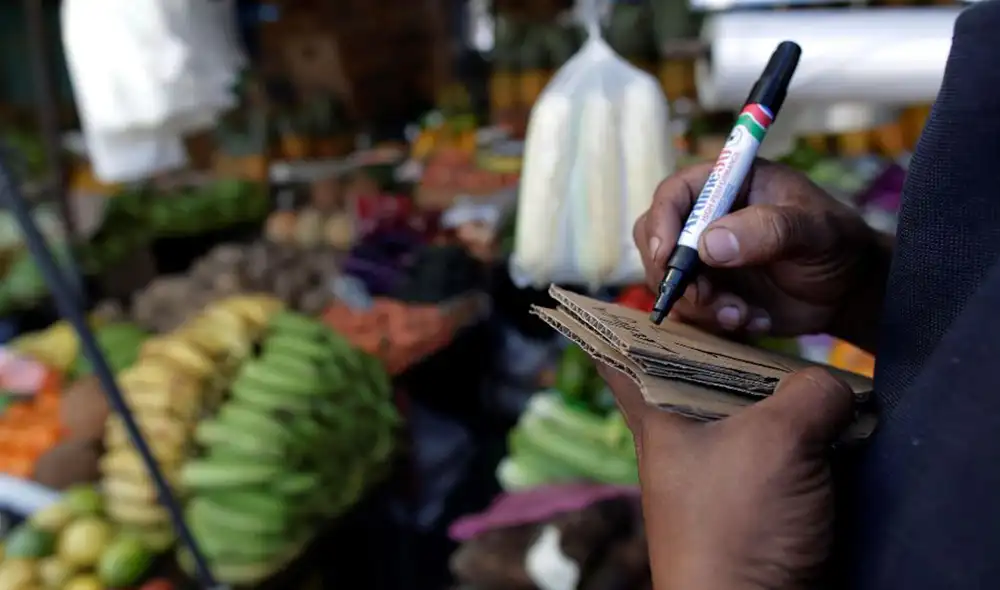 Se vuelve más difícil completar la lista del mercado debido al aumento de los precios. Foto: Efe
